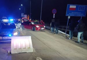 policjanci pomagają uchodźcom z Ukrainy