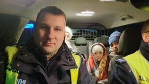 policjanci pomagają uchodźcom z Ukrainy