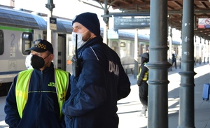 policjanci pomagają uchodźcom z Ukrainy