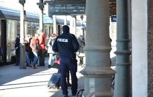 policjanci pomagają uchodźcom z Ukrainy