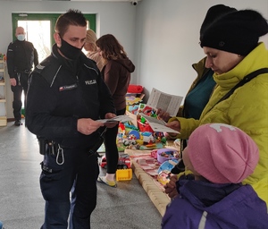 policjanci rozmawiają z uchodźcami