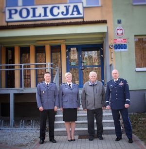 Komendant Wojewódzki Policji w Opolu nadinsp. dr Rafał Kochańczyk wspólnie z Komendantem Powiatowym Policji w Kędzierzynie-Koźlu podinsp. Hubertem Adamkiem oraz rodziną insp. PP Wiktora Ludwikowskiego oddają hołd zmarłemu