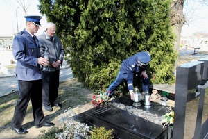 Komendant Wojewódzki Policji w Opolu nadinsp. dr Rafał Kochańczyk wspólnie z Komendantem Powiatowym Policji w Kędzierzynie-Koźlu podinsp. Hubertem Adamkiem oraz rodziną insp. PP Wiktora Ludwikowskiego oddają hołd zmarłemu