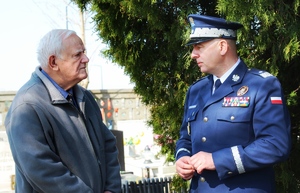 Komendant Wojewódzki Policji w Opolu nadinsp. dr Rafał Kochańczyk wspólnie z Komendantem Powiatowym Policji w Kędzierzynie-Koźlu podinsp. Hubertem Adamkiem oraz rodziną insp. PP Wiktora Ludwikowskiego oddają hołd zmarłemu