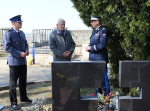 Komendant Wojewódzki Policji w Opolu nadinsp. dr Rafał Kochańczyk wspólnie z Komendantem Powiatowym Policji w Kędzierzynie-Koźlu podinsp. Hubertem Adamkiem oraz rodziną insp. PP Wiktora Ludwikowskiego oddają hołd zmarłemu