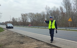 Policjant zatrzymuje do kontroli samochód