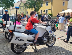 policjanci wzięli udział w festynie rodzinnym