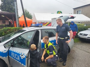 policjanci na festynie rodzinnym w Starym Koźlu