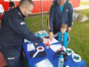 honorowo oddali krew, policjanci promowali bezpieczeństwo i służbę w Policji