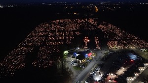 na zdjęciu cmentarz w porze nocnej - widok z drona