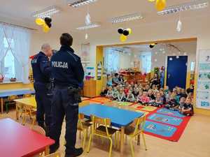 na zdjęciu policjanci z dziećmi