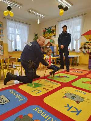 na zdjęciu policjanci z dziewczynką