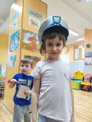 policjanci z wizytą u przedszkolaków