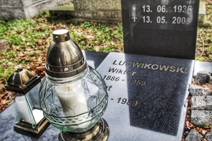 na zdjęciu zapalony znicz na grobie Wiktora Ludwikowskiego