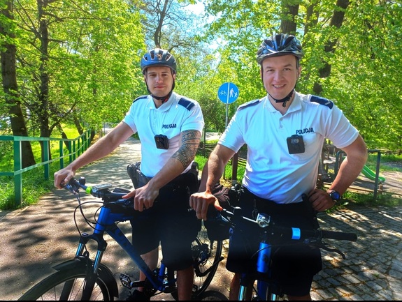 na zdjęciu dwóch policjantów z rowerami