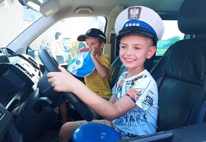 chłopiec siedzi w radiowozie