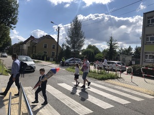 policjanci nadzorują  przejście dla pieszych