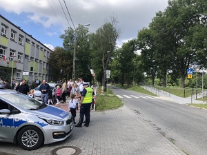 policjanci rozmawiają z dziecmi