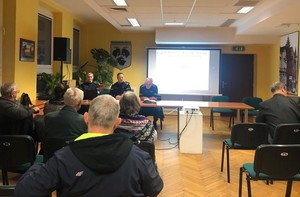 Policjanci debatują z mieszkańcami