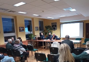 Policjanci debatują z mieszkańcami
