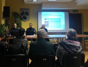 Policjanci debatują z mieszkańcami