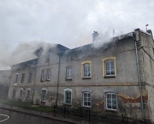 płonący budynek w Większycach na ul. Kozielskiej