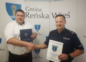 Komendant Policji z Wójtem gminy podają sobie dłoń