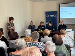 uczestnicy debaty w sali konferencyjnej