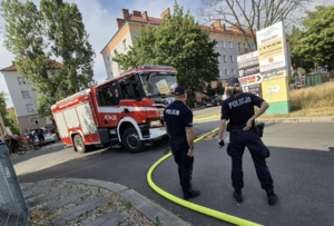 zdjęcie: policjanci podczas zabezpieczenia miejsca zdarzenia pożaru hali w Kędzierzynie - Koźlu