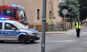 zdjęcie: policjanci podczas zabezpieczenia miejsca zdarzenia pożaru hali w Kędzierzynie - Koźlu