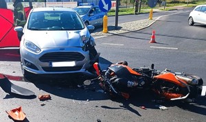 zdjęcie kolorowe - uszkodzony pojazd i motocykl po wypadku drogowym