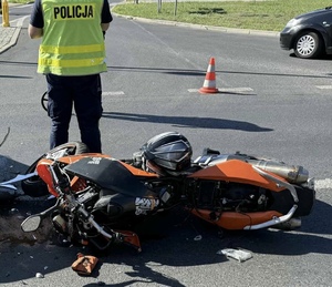 zdjęcie kolorowe - uszkodzony motocykl po wypadku drogowym