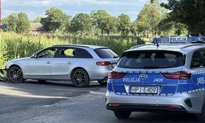 zdjęcie kolorowe - uszkodzony pojazd  po wypadku drogowym