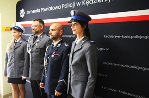 zdjęcie kolorowe - na nim funkcjonariusze policji