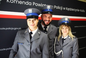 zdjęcie kolorowe - na nim funkcjonariusze policji