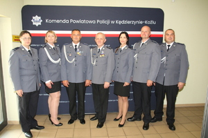 zdjęcie kolorowe - na nim funkcjonariusze policji