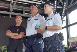 zdjęcie kolorowe - patrol rowerowy i dyplom