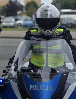 zdjęcie kolorowe- motocyklista