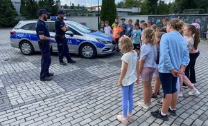 zdjęci kolorowe - funkcjonariusze z dziećmi na półkolonii