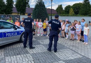 zdjęci kolorowe - funkcjonariusze z dziećmi na półkolonii
