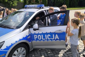 zdjęci kolorowe - funkcjonariusze z dziećmi na półkolonii