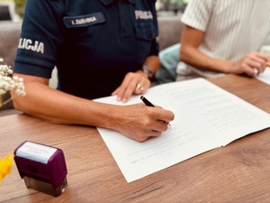 zdjęcie kolorowe - pani komendant z kierownikiem hotelu Hugo