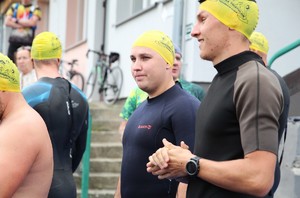 zdjęcie kolorowe - funkcjonariusze biorący udział w Triathlonie