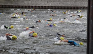 zdjęcie kolorowe - funkcjonariusze biorący udział w Triathlonie