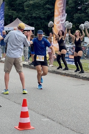 zdjęcie kolorowe - funkcjonariusze biorący udział w Triathlonie