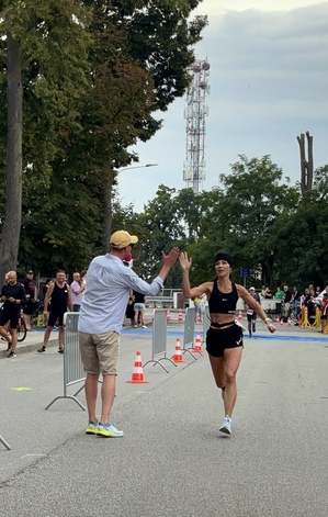 zdjęcie kolorowe - funkcjonariusze biorący udział w Triathlonie