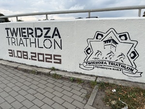 zdjęcie kolorowe - funkcjonariusze biorący udział w triathlonie