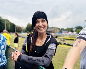 zdjęcie kolorowe - funkcjonariusze biorący udział w triathlonie