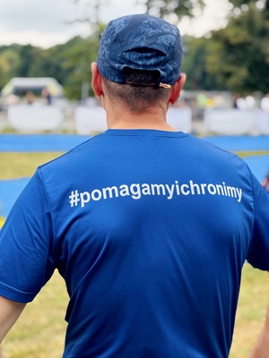 zdjęcie kolorowe - funkcjonariusze biorący udział w triathlonie