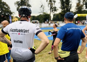 zdjęcie kolorowe - funkcjonariusze biorący udział w triathlonie